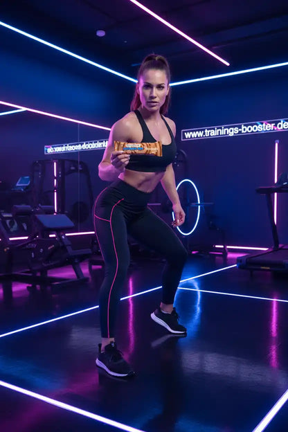 Frau im Fitnessstudio mit Proteinriegel, Sportnahrung für Training und Muskelaufbau