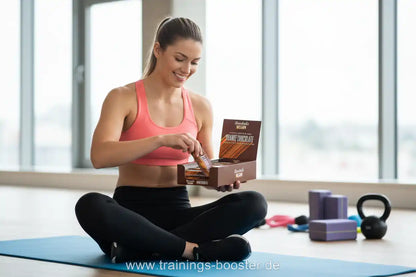 Frau mit Proteinriegeln im Fitnessstudio, Orange Chocolate Geschmack, ideal für Sport und Training