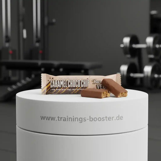 Caramel Choco Chip Proteinriegel mit 15g Eiweiß, ideal für Sport und Fitness, präsentiert auf weißem Podest im Studio