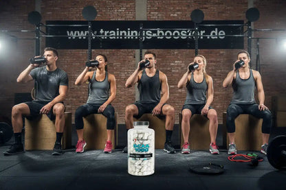 BCAA 1000 Kapseln vor Sportlern im Fitnessstudio – ideal für Muskelaufbau und Training