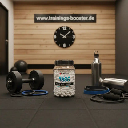 BCAA 1000 Kapseln in Fitnessstudio mit Hanteln und Trinkflasche