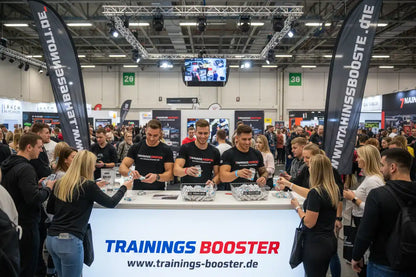 Trainings Booster Messestand mit Produkten und Besuchern
