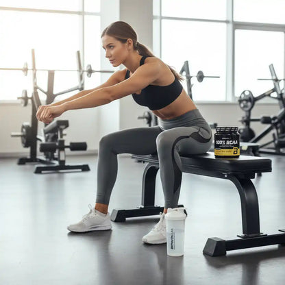 Frau im Fitnessstudio mit BCAA-Booster und Shaker, ideal für Sport und Training