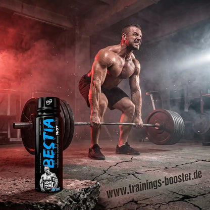BESTIA Pre Workout Shot von TREC NUTRITION neben einem Bodybuilder beim Kreuzheben.