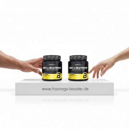 Zwei Hände greifen nach BioTech USA 100% L-Glutamin Pulver – Aminosäure für Training & Muskelaufbau