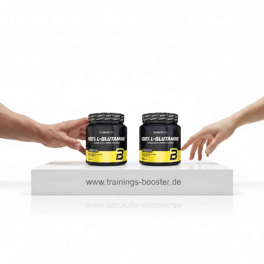 Zwei Hände greifen nach BioTech USA 100% L-Glutamin Pulver – Aminosäure für Training & Muskelaufbau