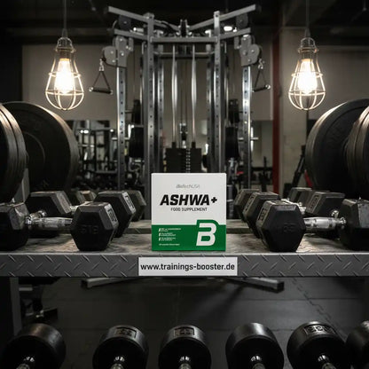 Ashwa+ Nahrungsergänzungsmittel von BiotectUSA im Fitnessstudio mit Hanteln und Trainingsgeräten