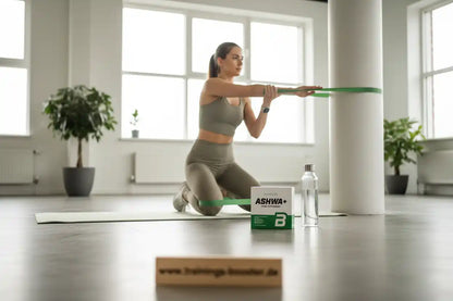 Frau trainiert mit Widerstandsbändern neben Ashwa+ Nahrungsergänzungsmittel und Wasserflasche im Fitnessstudio