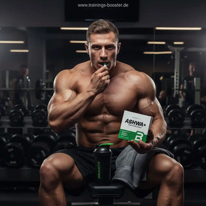 Muskulöser Mann im Fitnessstudio nimmt Ashwagandha-Booster ein – ideal für Sportler und Training