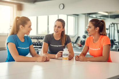 Drei Frauen im Fitnessstudio mit Nahrungsergänzungsmittel, Sportnahrung und Trainings-Booster