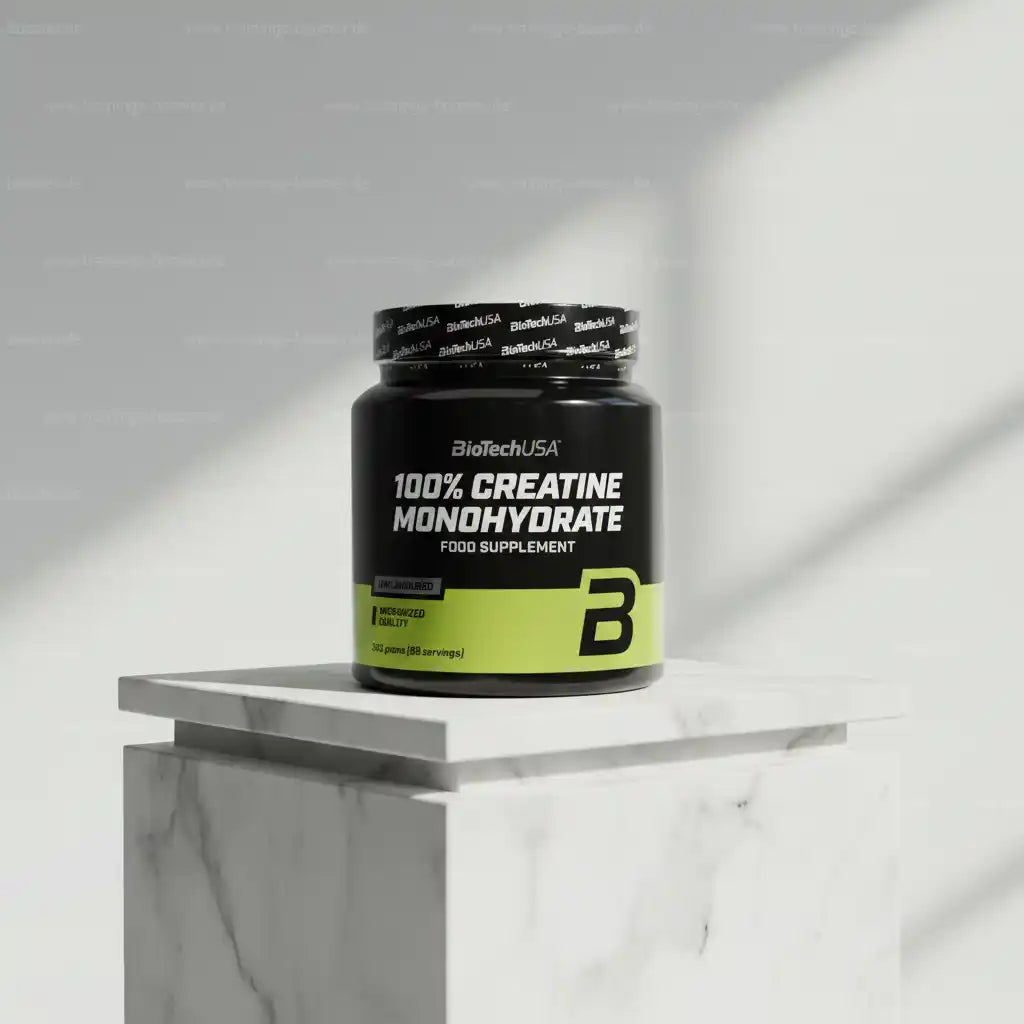 BioTechUSA 100% Creatine Monohydrate Nahrungsergänzungsmittel auf Marmorpodest