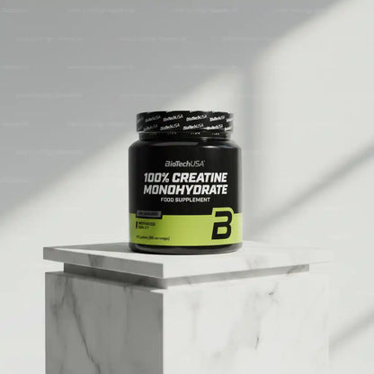 BioTechUSA 100% Creatine Monohydrate Nahrungsergänzungsmittel auf Marmorpodest