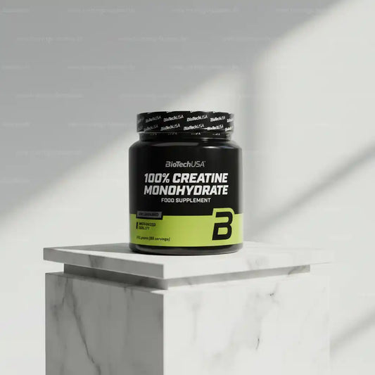 BioTechUSA 100% Creatine Monohydrate Nahrungsergänzungsmittel auf Marmorpodest