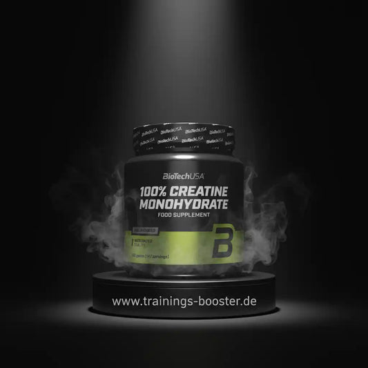 BioTechUSA 100% Creatine Monohydrate Nahrungsergänzungsmittel mit Raucheffekt auf dunklem Hintergrund