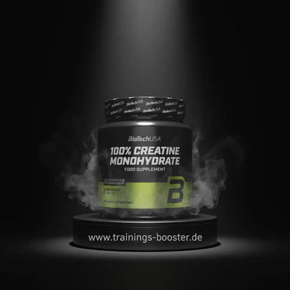 BioTechUSA 100% Creatine Monohydrate Nahrungsergänzungsmittel mit Raucheffekt auf dunklem Hintergrund