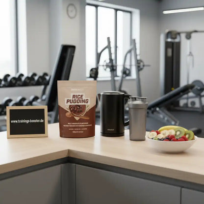 Reispudding Milchschokolade, Shaker, Wasserkocher und Obstschale im Fitnessstudio
