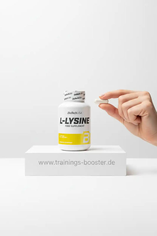 L-Lysin Nahrungsergänzungsmittel von BioTechUSA, Tablette in der Hand, ideal für Sportler und Fitness