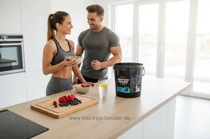 Paar in Sportkleidung mit Protein Power Eiweißpulver und frischen Beeren in moderner Küche