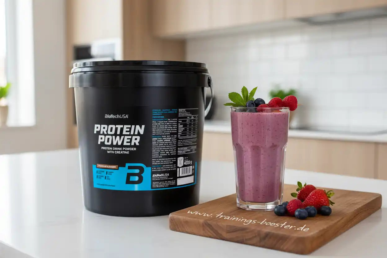 Protein Power Pulver mit Beeren-Smoothie für Fitness und Muskelaufbau