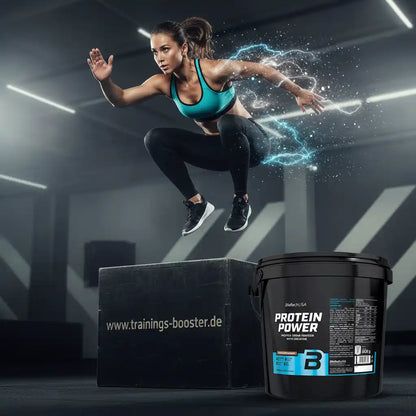 Frau beim Boxspring mit Protein Power Eiweißpulver und trainings-booster.de