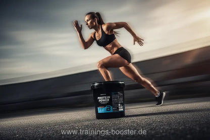 Frau beim Laufen mit Protein Power Eiweißpulver für Sport und Training