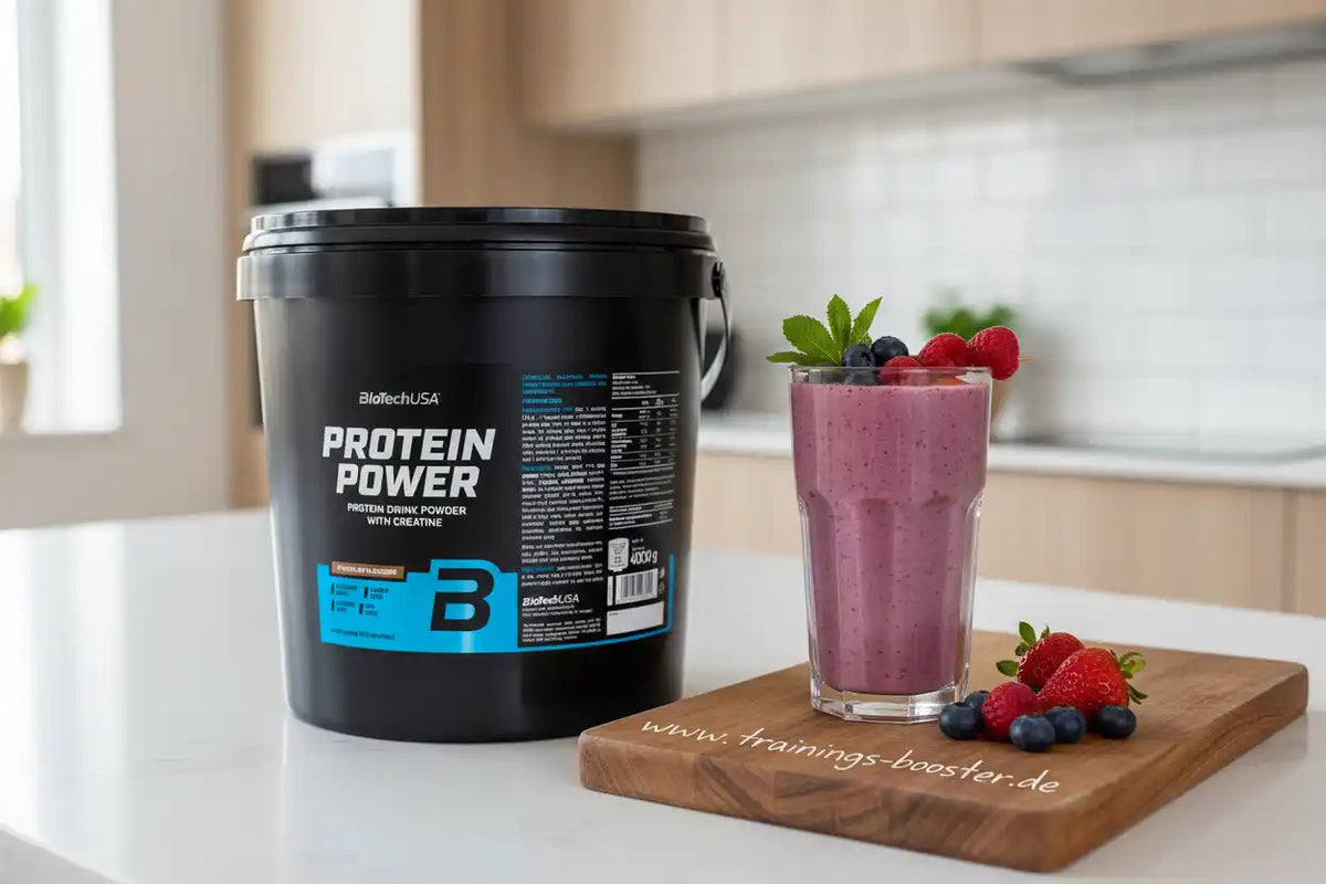 Protein Power Pulver mit Beeren-Smoothie für Fitness und Muskelaufbau