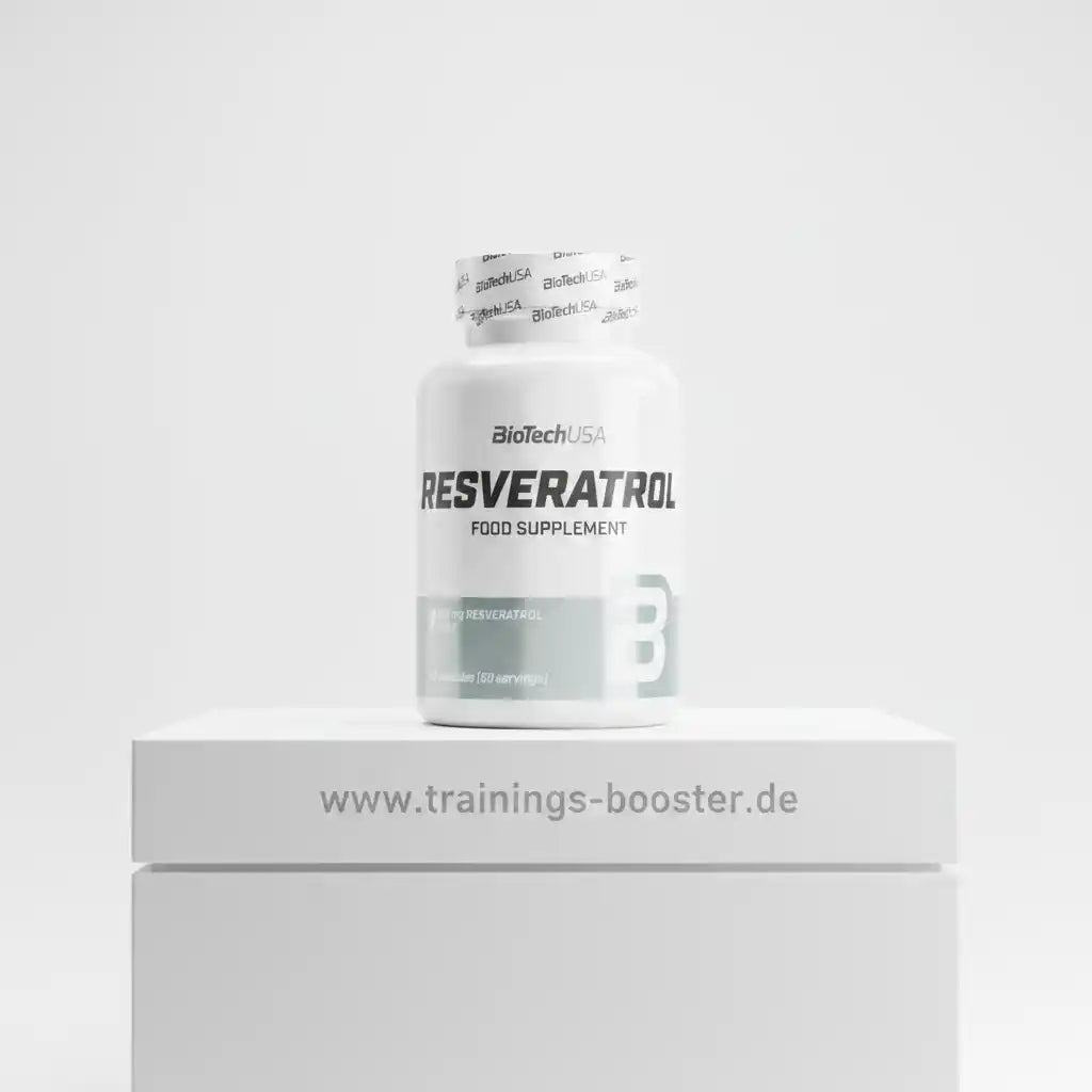 BioTechUSA Resveratrol Nahrungsergänzungsmittel auf weißem Podest