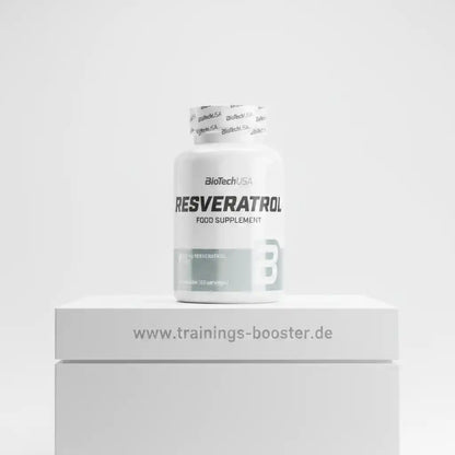 BioTechUSA Resveratrol Nahrungsergänzungsmittel auf weißem Podest