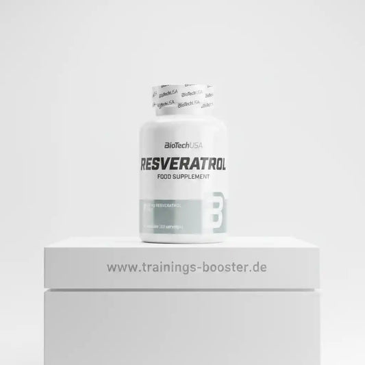 BioTechUSA Resveratrol Nahrungsergänzungsmittel auf weißem Podest