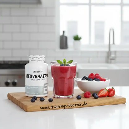 Resveratrol Nahrungsergänzungsmittel mit Beeren-Smoothie und Joghurt in moderner Küche