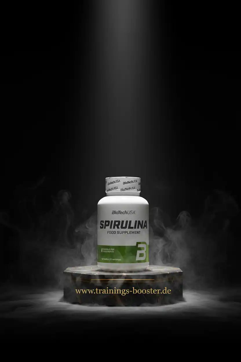 BioTechUSA Spirulina Nahrungsergänzungsmittel in dramatischer Studioaufnahme mit Nebel und Spotlicht