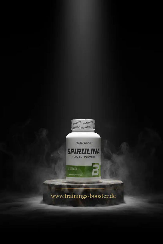 BioTechUSA Spirulina Nahrungsergänzungsmittel in dramatischer Studioaufnahme mit Nebel und Spotlicht