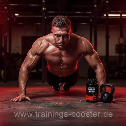 Muskulöser Mann beim Push-up im Fitnessstudio mit Fatburner-Booster und Kettlebell
