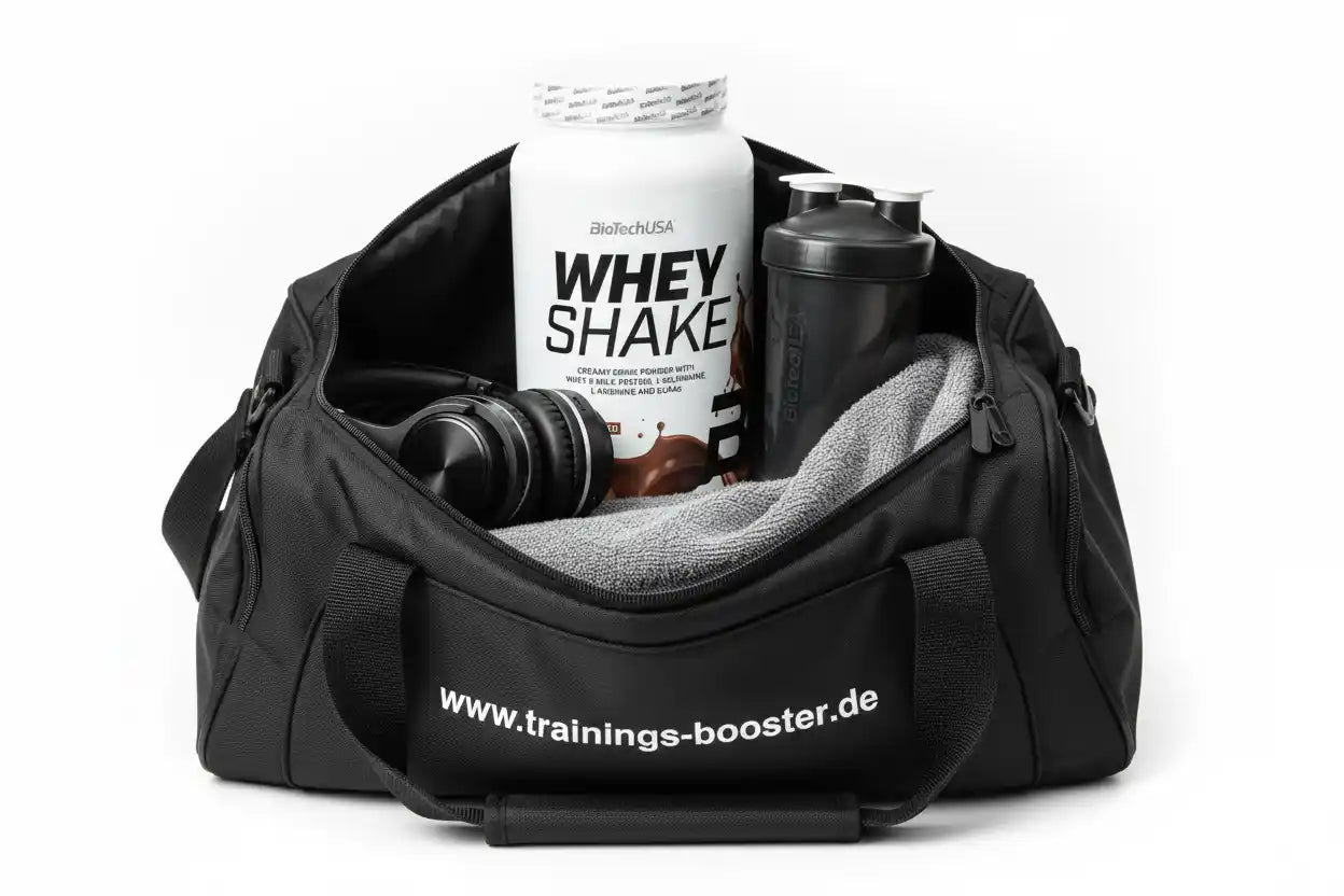 Schwarze Sporttasche mit Whey Shake, Shaker, Kopfhörern und Handtuch – ideal für Training & Fitness