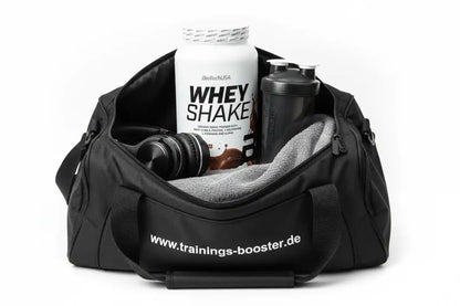 Schwarze Sporttasche mit Whey Shake, Shaker, Kopfhörern und Handtuch – ideal für Training & Fitness