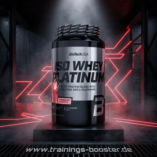 BioTech USA Iso Whey Platinum Protein-Pulver mit Erdbeergeschmack in dunkler Studio-Umgebung