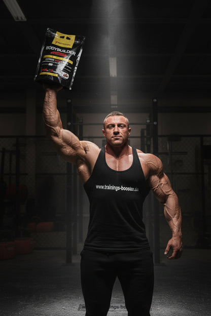 Muskulöser Bodybuilder hält Bodybuilder-Booster-Paket hoch im Fitnessstudio