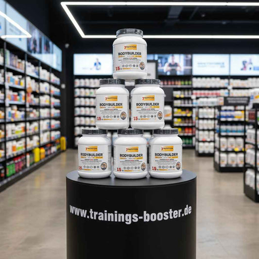 BODYBUILDER Proteinpulver in Pyramidenform auf Display im Sportnahrungsgeschäft