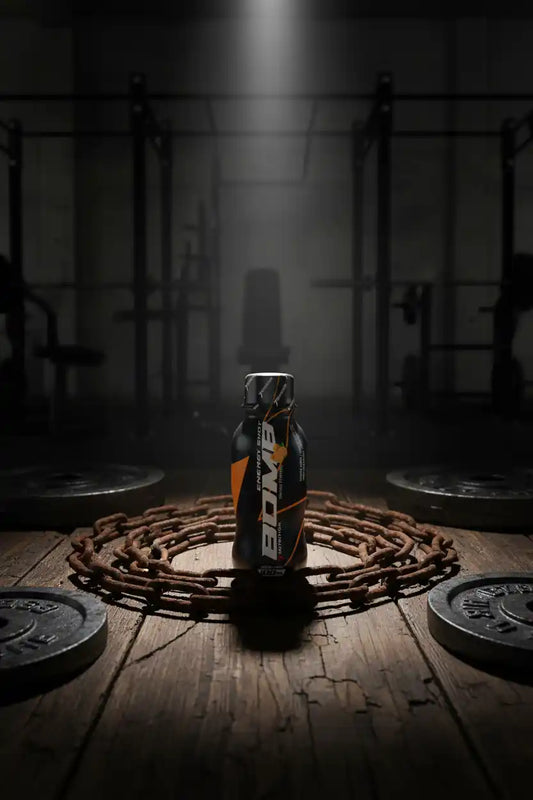 BOMA Energy Shot in Fitnessstudio mit Hantelscheiben und Kette, ideal als Trainingsbooster
