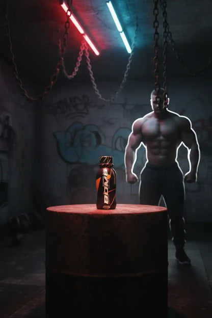 Booster-Flasche auf Fass vor muskulösem Athleten in Neonlicht – Sportnahrung & Trainingssupport