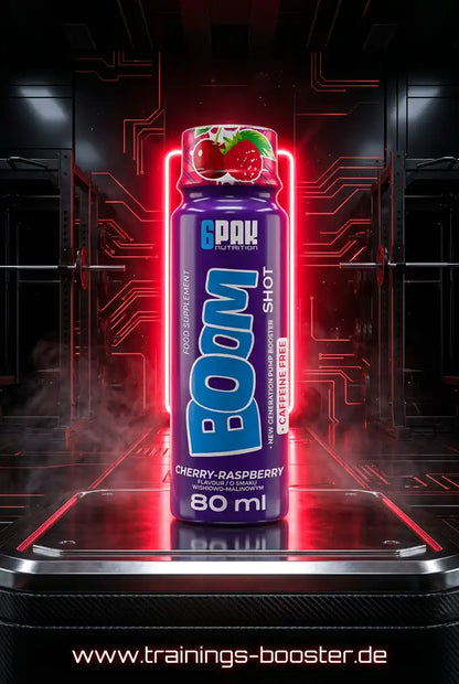 TREC NUTRITION BOOM Pre Workout Shot 80ml in Kirsch-Himbeer Geschmack vor futuristischem Hintergrund
