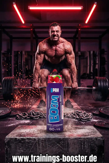TREC NUTRITION BOOM Pre Workout Shot Kirsche-Himbeere vor einem muskulösen Bodybuilder im Gym.