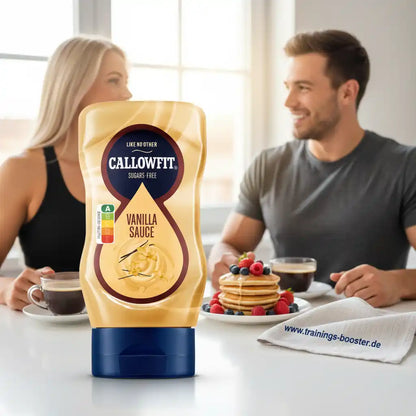 Callowfit Vanille Sauce auf einem Tisch mit Pancakes und zwei Personen im Hintergrund.