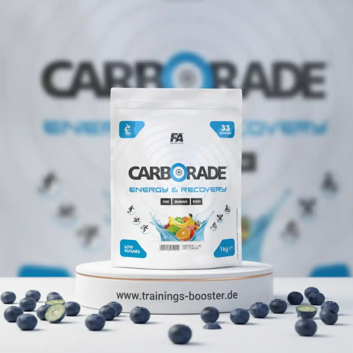 FA Nutrition CARBORADE Kohlenhydrat Pulver für Energie und Regeneration auf weißem Podest