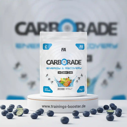 FA Nutrition CARBORADE Kohlenhydrat Pulver für Energie und Regeneration auf weißem Podest
