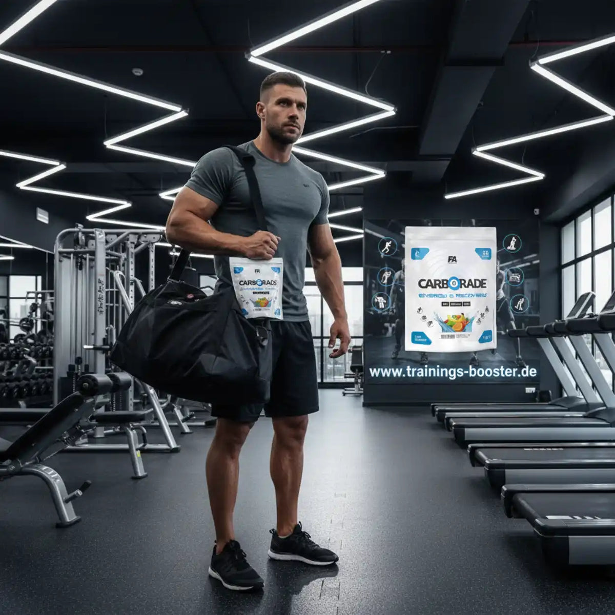 Muskulöser Mann im Fitnessstudio mit FA Nutrition Carborade Kohlenhydrat Pulver.