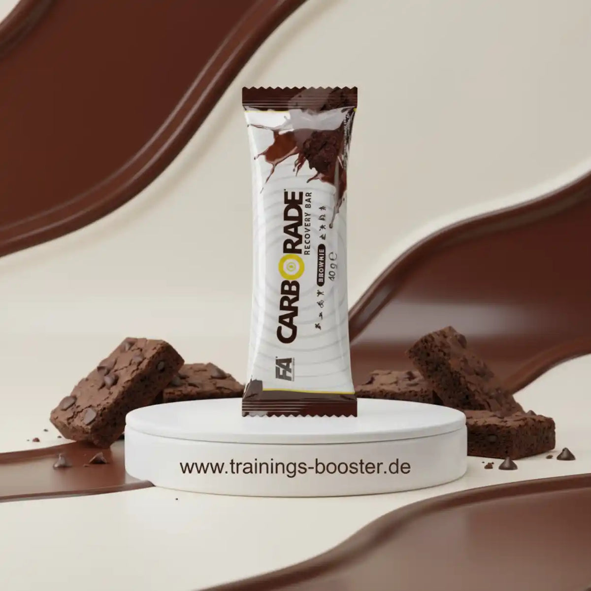 FA Nutrition Carborade Recovery Bar Brownie Geschmack mit Brownie-Stücken auf weißem Podest.