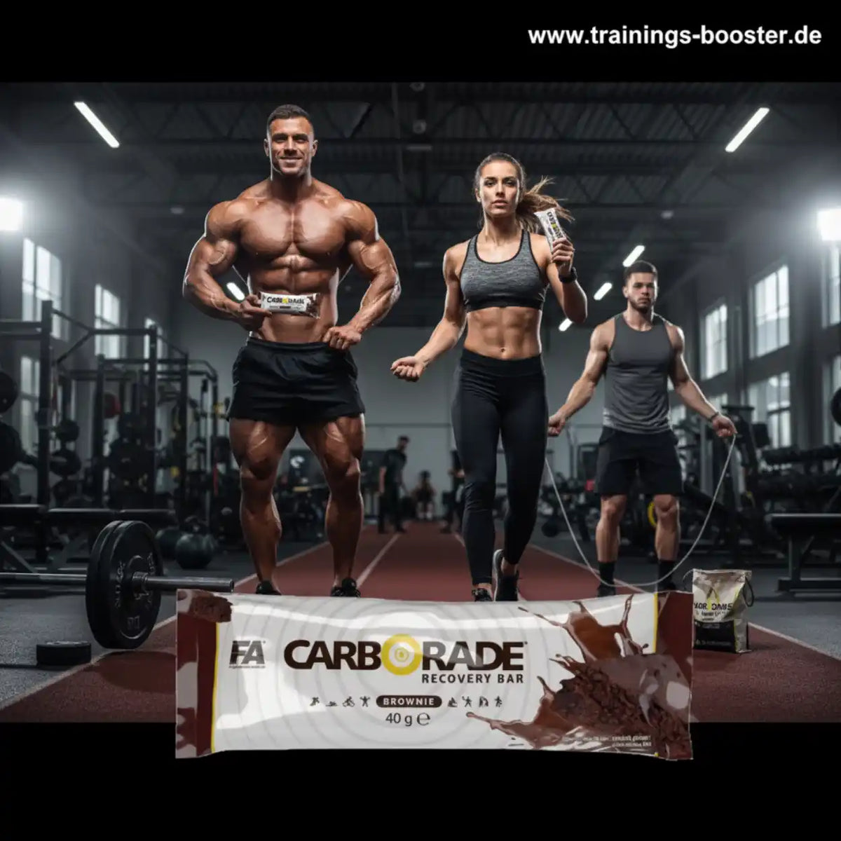 FA Nutrition Carborade Recovery Bar Brownie vor muskulösen Sportlern im Fitnessstudio.