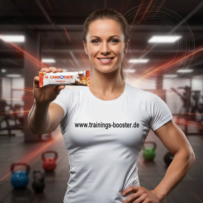 Frau im Fitnessstudio hält einen FA Nutrition Carborade Recovery Bar.