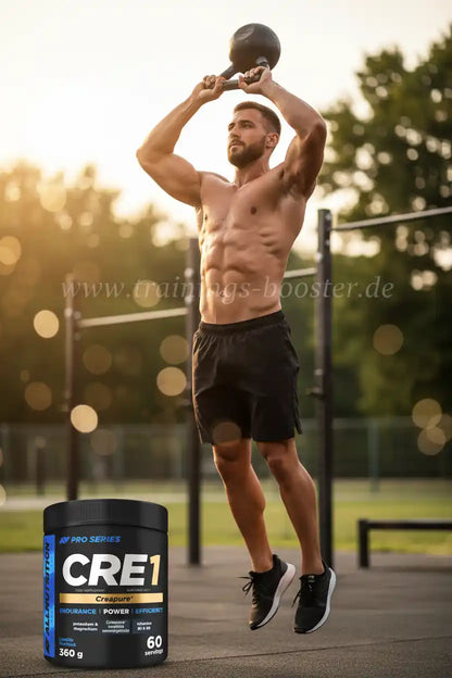 Muskulöser Mann mit Kettlebell und CRE1 Creatin für Ausdauer, Kraft und Effizienz